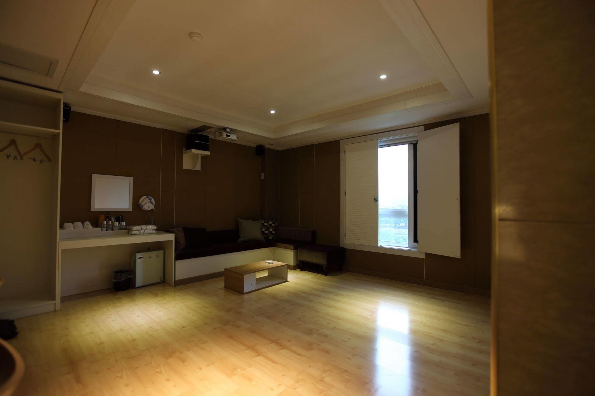 River Hotel Namwon Экстерьер фото